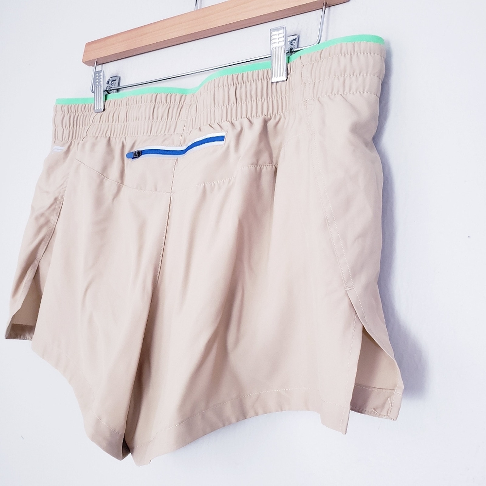 Nwt Fabletics Breathe Hali Run Shorts 3.5" Split Side Recycled Tan Xl — image 6 of 8